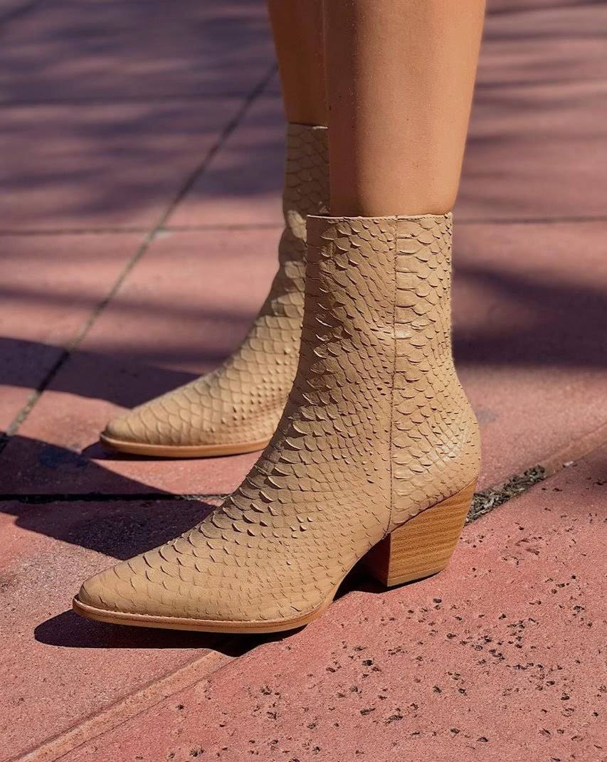 Tan Snake 9 Z741