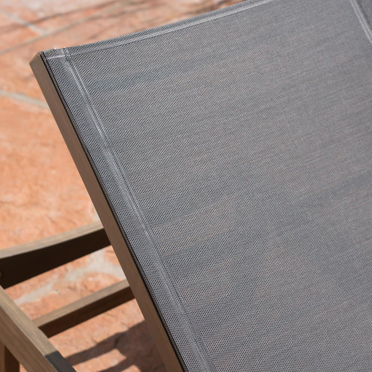 Acacia Wood and Mesh Chaise Lounge X520