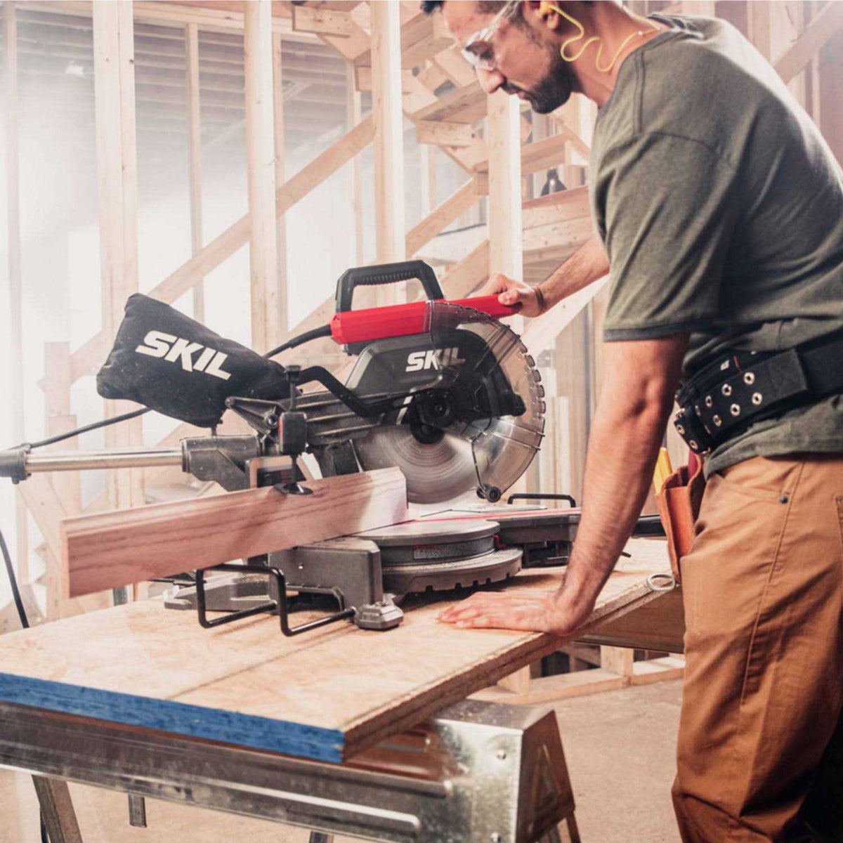 Dual Bevel Sliding Miter Saw C49535