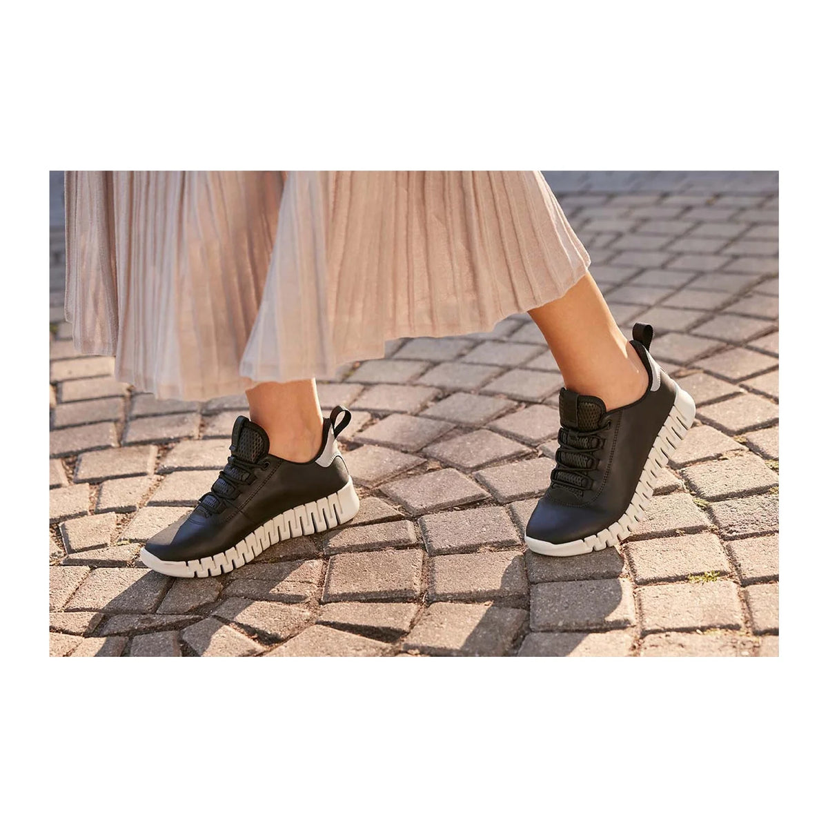 Black Light Grey Sneaker U883