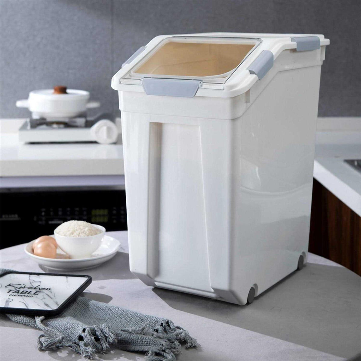 Pet Food Storage Container with Measuring Cup P840
